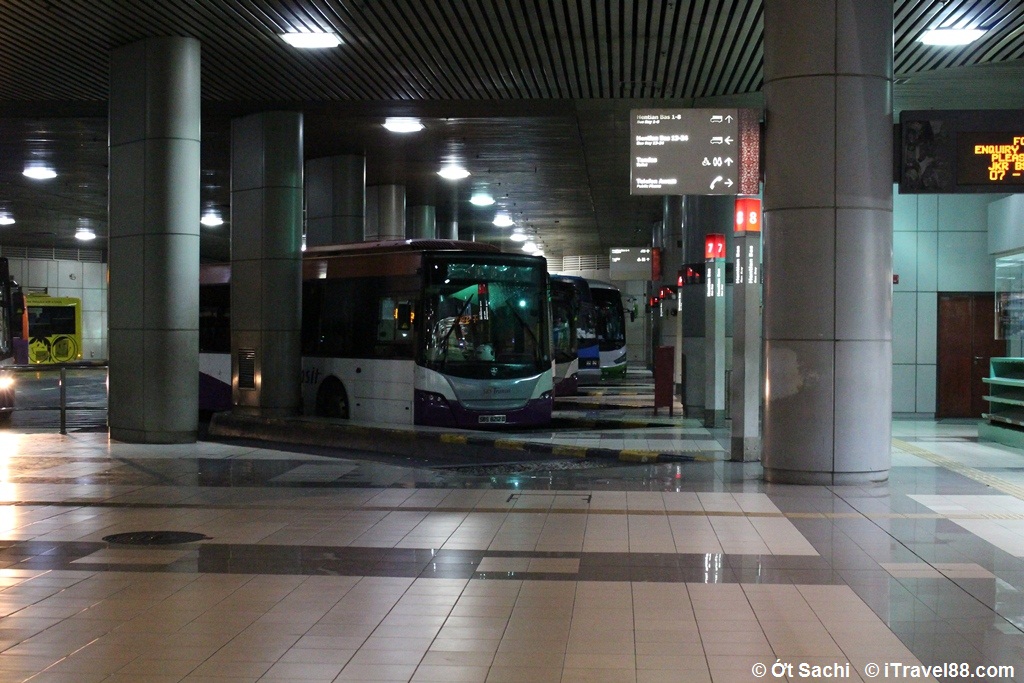 Xe bus đỗ ở cửa khẩu Singapore - Kinh nghiệm du lịch tự túc Singapore