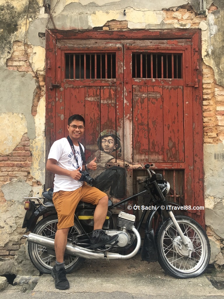 Bức tranh tường nổi tiếng Boy on a motorbike ở Penang