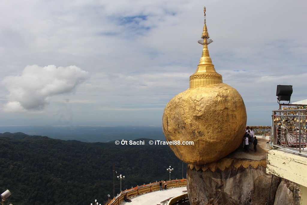 Chùa hòn đá vàng Golden Rock ở bang Mon, Myanamar