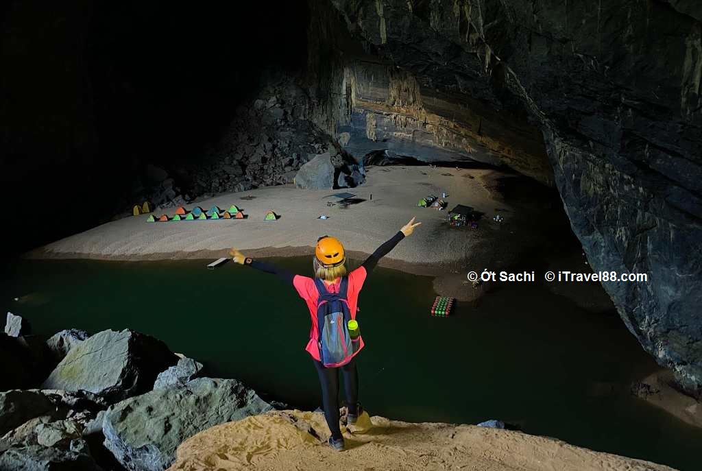 Exploring cave tour in Quang Binh
Tour khám phá hang Én - kinh nghiệm du lịch tự túc Quảng Bình