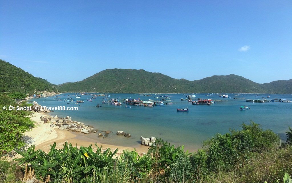 Tàu thuyền neo đậu trong vịnh vũng Rô, Vung Ro Bay 