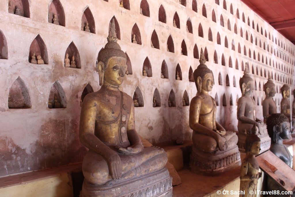 Những bức tượng phật cổ dọc hành lang - khám phá Pha That Luang