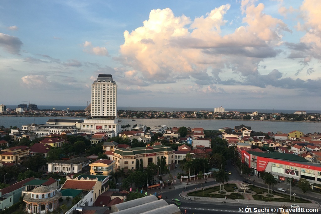 Toàn cảnh thành phố Đồng Hới nhìn từ khách sạn của mình