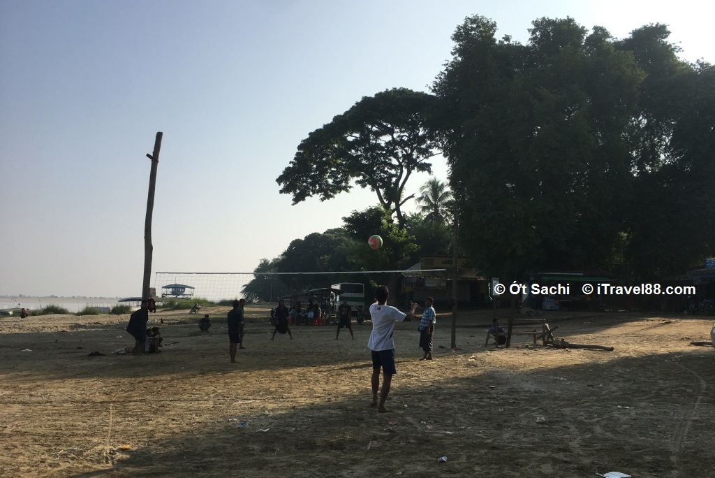 Một trận bóng chuyền..hấp dẫn trên bờ sông - ghé thăm ngôi làng của người Myanmar