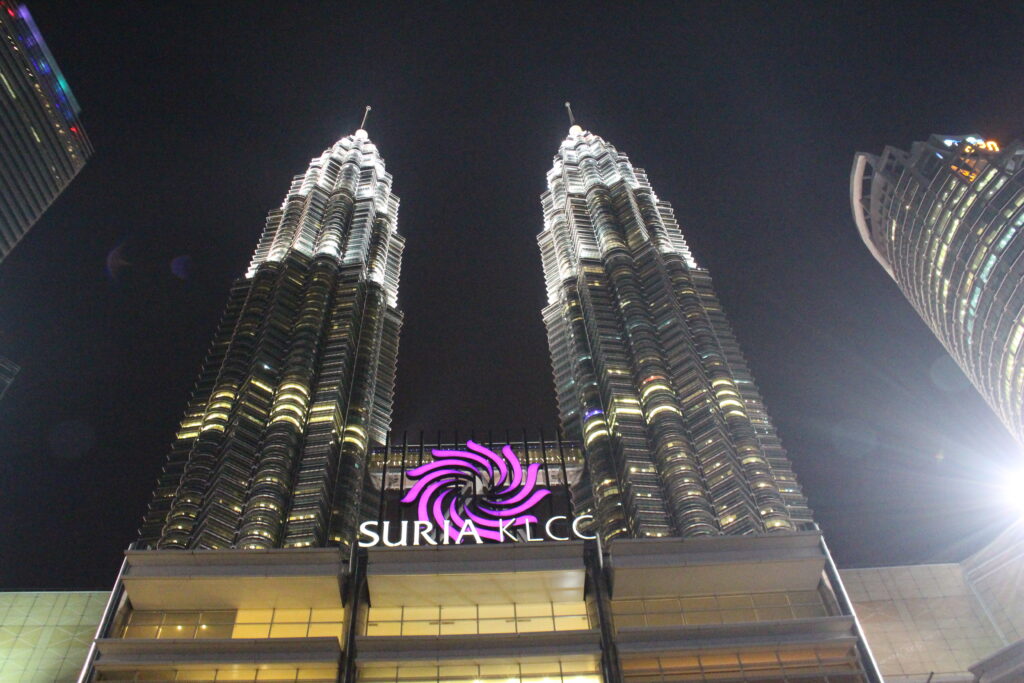 Một góc tháp đôi Petronas về đêm