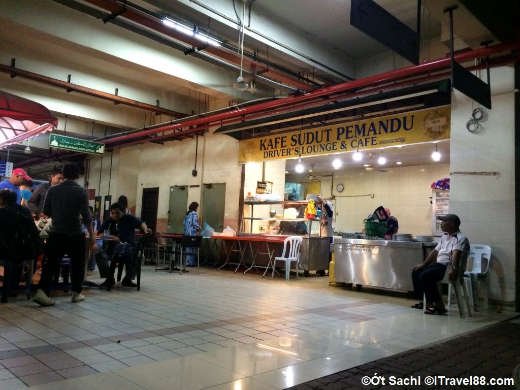Một quán ăn sáng bên trong bến xe Johor Bharu