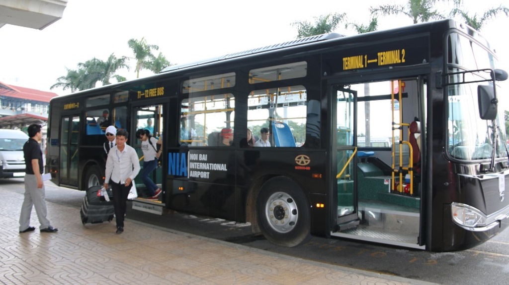 Xe shuttle bus là một cách di chuyển giữa nhà ga T1 và nhà ga T2 Nội Bài