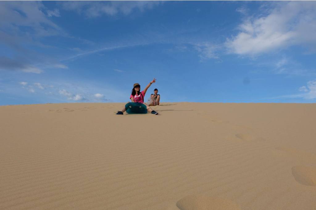 Trượt cát ở đồi cát Quang Phú